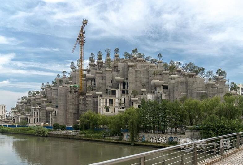 上海一新建筑屋顶种满绿树 外立面设计形似空中花园