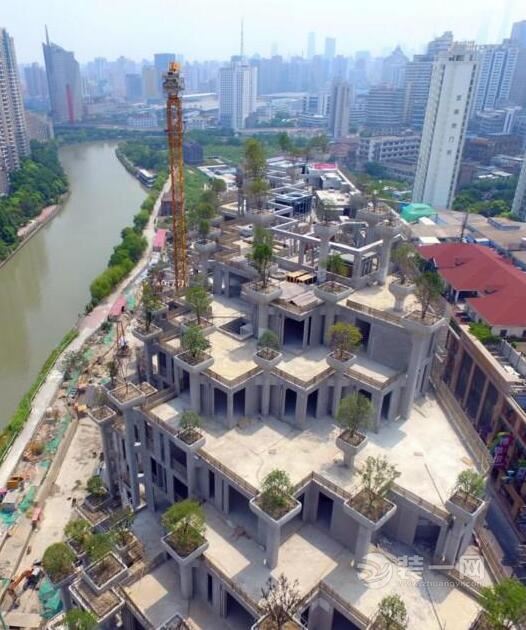 上海苏州河畔惊险空中花园引热议 屋顶种满千