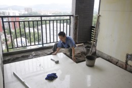 上海鹏润伊顿公馆地砖铺设施工中
