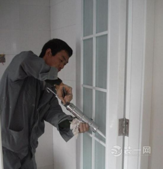 玻璃胶清理方法 还是得听装修老师傅的