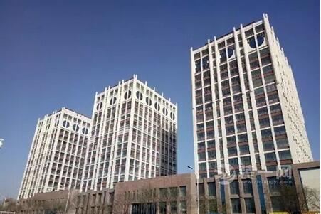 呼市天府花园小区楼前现裂缝 居民质疑对面施工导致